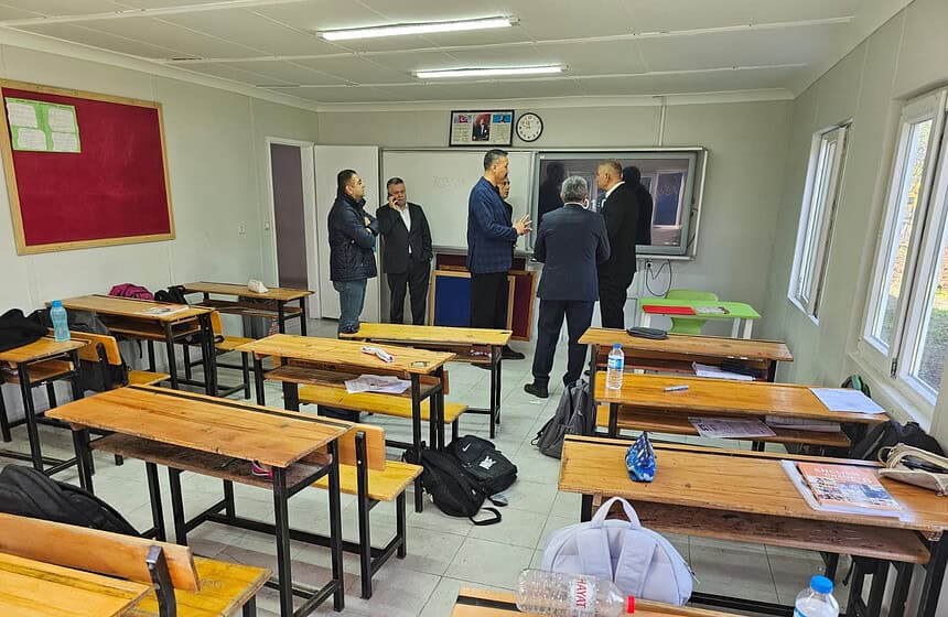 Yıkım Kararı Verilen Okulda Eğitime Engel Yok: Gölcük'te Çözüm Prefabrik Derslik Oldu!
