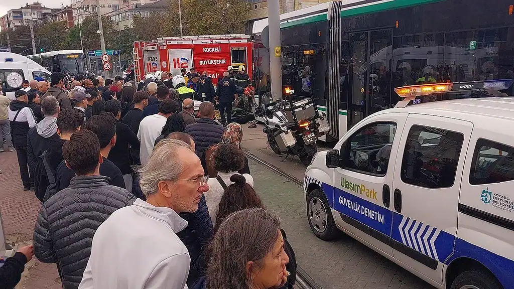 İzmit’te Tramvay Karşıdan Karşıya Geçen 2 Kadına Çarptı, Biri Ağır Yaralandı