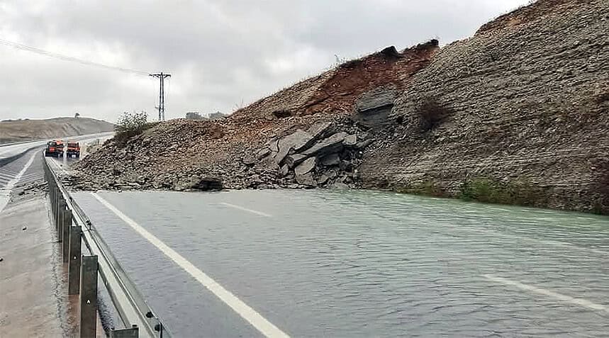 Kandıra İzmit Yolu Toprak Kayması Nedeniyle Kapandı: Sürücüler İçin Yeni Güzergah Belirlendi!