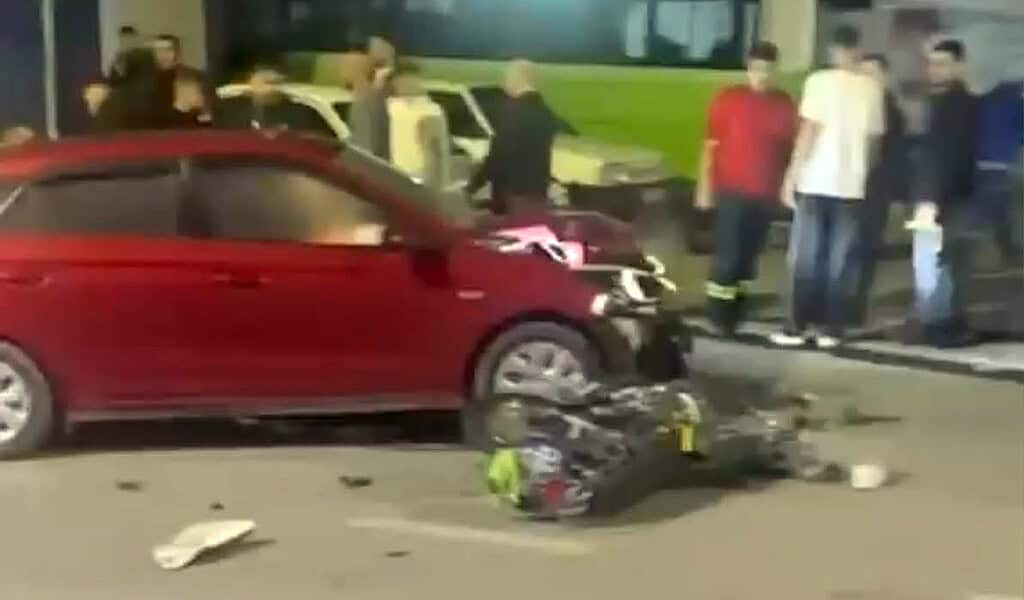 Kartepe’de Trafik Kazası: Çarpışmanın Etkisiyle Havaya Savruldu! Kaza Anı Kameralara Yansıdı!