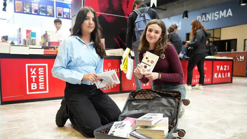 Kocaeli Kitap Fuarı'nda Valiz ve Pazar Arabalarıyla Kitap Akını