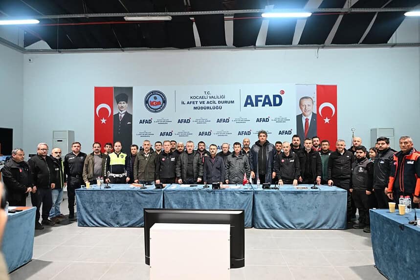 Kocaeli Afet Kriz Merkezi'nde Şiddetli Yağış Zirvesi: Kartepe Ve Kandıra İçin Önlemler Arttırıldı!