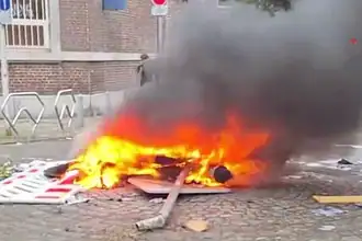 Liege'de Liseliler Fransa'yı Örnek Aldı: Polise Havai Fişek ve Yumurta Attı