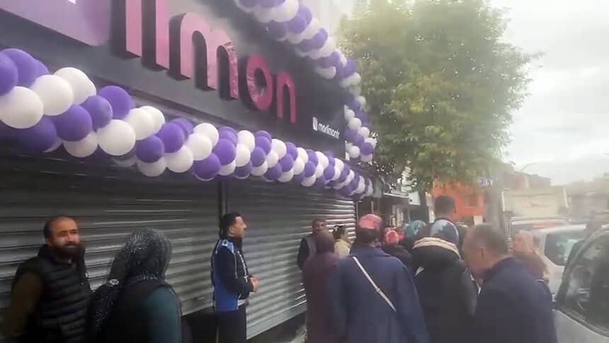 Darıca’da İndirim İzdihamı Trafiği Kilitledi: Zabıta Kepenk Kapattı!