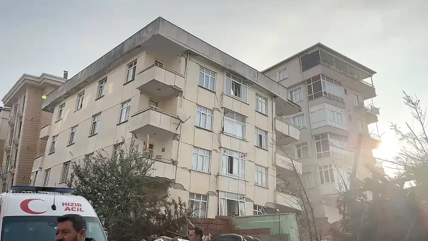Maltepe'de Çöken Binanın Mimarı Yakalandı: Bina Sahibi 2016'da Vefat Etmiş