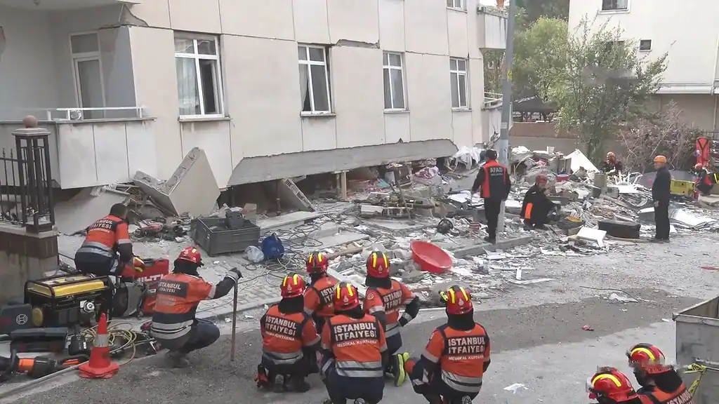 Maltepe'de Ekipler Çöken Binada Dinleme Yapıyor: Enkazda Sessizlik Anı