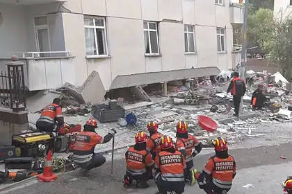 Maltepe'de Ekipler Çöken Binada Dinleme Yapıyor: Enkazda Sessizlik Anı