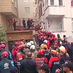 Maltepe'de Enkaz Altındaki Gülce'yi Ekipler Sağ Çıkardı