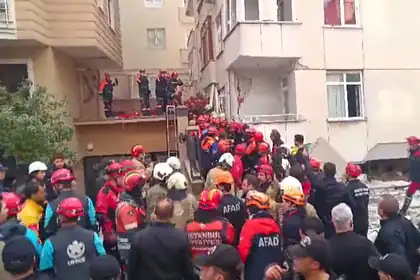 Maltepe'de Enkaz Altındaki Gülce'yi Ekipler Sağ Çıkardı