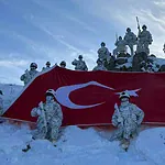 NATO 29 Ekim Cumhuriyet Bayramı'nı Türk Komandolarının Fotoğrafıyla Kutladı