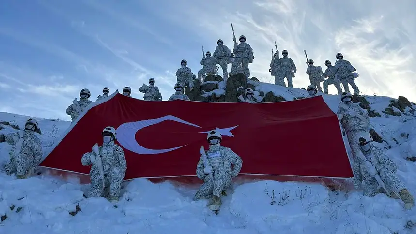 NATO 29 Ekim Cumhuriyet Bayramı'nı Türk Komandolarının Fotoğrafıyla Kutladı
