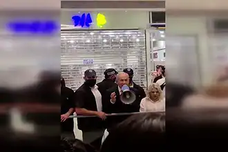Netanyahu Oylamanın Bitimine 1 Saat Kala AVM’de Megafonla Likud’a Oy İstedi
