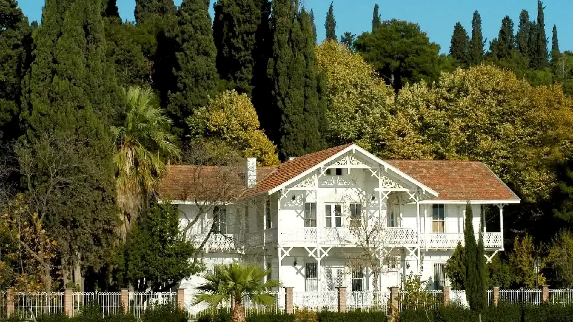 Osman Hamdi Bey Evi'nin bahçe çitinin ardından görünümü, Gebze Kocaeli
