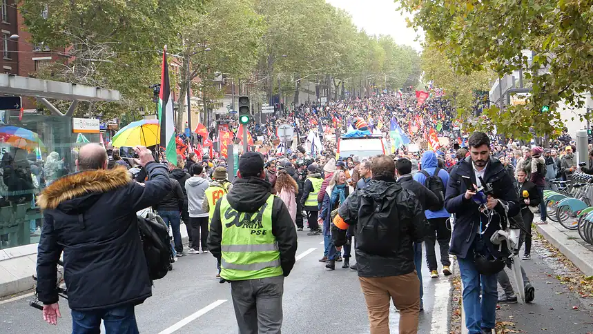 Paris'te 110 Bin Kişi Yürüdü: Polis 65 Kişiyi Gözaltına Aldı
