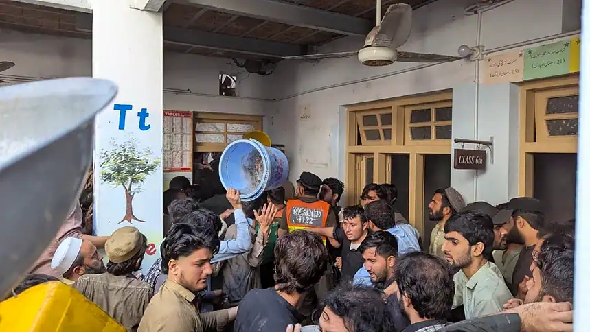 Peşaver'de Okul Çatısı Çöktü: 28'i Çocuk 29 Kişi Öldü