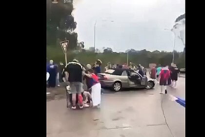 Avustralya'da Ragbi Taraftarlarının Arasına Otomobil Daldı: 2'si Ağır 10 Yaralı