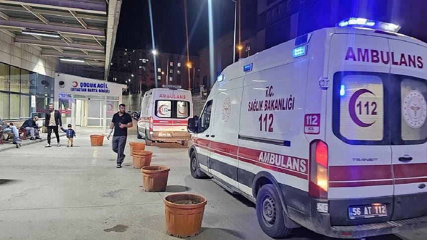 Siirt'te 77'si Öğrenci 88 Kişi Hastaneye Başvurdu! Tavuk Dürüm Şüphesi