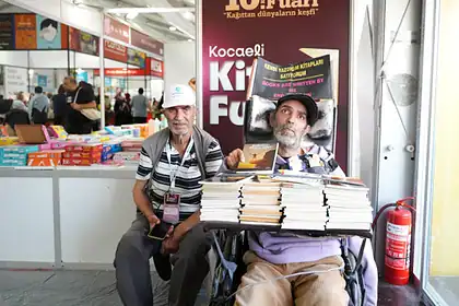 Tek Parmağıyla 27 Kitap Yazdı: Engelsiz Taksiyle Fuara Ulaştı