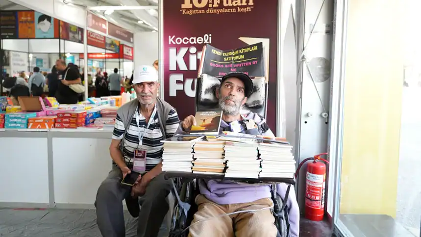 Tek Parmağıyla 27 Kitap Yazdı: Engelsiz Taksiyle Fuara Ulaştı