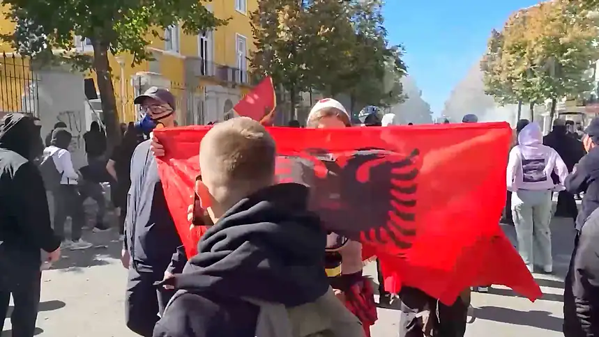 Tiran’da 14 Saatlik Öğrenci İsyanı: Bakanlık Yandı, 51 Polis Yaralandı