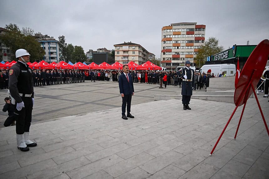 Kocaeli'de Cumhuriyet’in 103. Yılı Kutlamaları İzmit Kent Meydanı'nda Çelenk Sunumuyla Başladı!